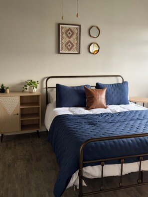 1 bedroom, iron/ironing board, WiFi, bed sheets - Above it All-downtown, gym, free parking, cruise, Mardi Gras, cozy, stylish (Mobile)