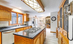 Fridge, microwave, oven, stovetop - Stately Tudor Near Wineries, Airport, Hiking (Mogadore)