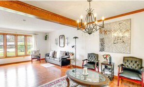 TV, books - Stately Tudor Near Wineries, Airport, Hiking (Mogadore)