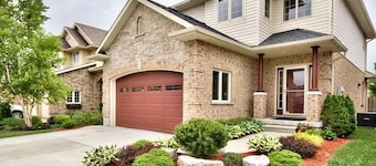 Elegant 3BR Home Near Stratford Festival | King Ensuite | Family-Friendly