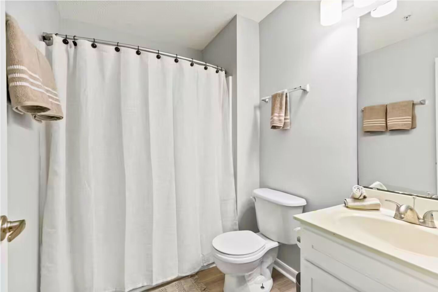 Sèche-cheveux, serviettes fournies, savon, papier toilette