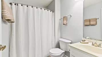SĂšche-cheveux, serviettes fournies, savon, papier toilette