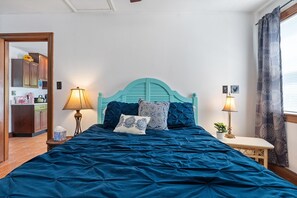 Iron/ironing board, free WiFi, bed sheets - Charming Nokomis Bungalow • 1 Bedroom • Minutes to the Beach• AC & Laundry (Nokomis)