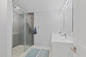 Shower, hair dryer - 3-bedroom condo in amazing Wildwood, 10 minute walk to Beach & Boardwalk (Wildwood)