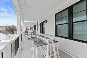 Outdoor dining - 3-bedroom condo in amazing Wildwood, 10 minute walk to Beach & Boardwalk (Wildwood)