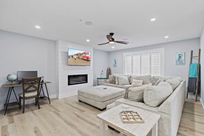 Smart TV, fireplace - 3-bedroom condo in amazing Wildwood, 10 minute walk to Beach & Boardwalk (Wildwood)