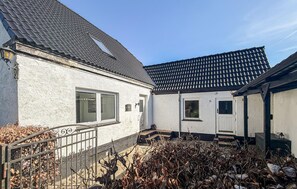 Exterior - Awesome home in Allinge with WiFi (Allinge)