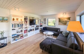 TV - Awesome home in Allinge with WiFi (Allinge)