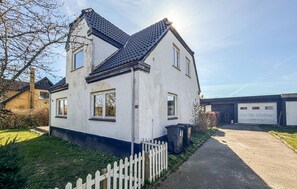 Exterior - Awesome home in Allinge with WiFi (Allinge)