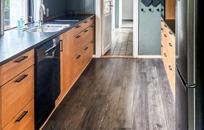 Refrigerador, placa de cocina, lavavajillas, cafetera/tetera