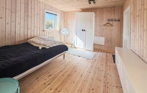 4 bedrooms, travel crib, free WiFi - Awesome home in Allinge with WiFi (Allinge)