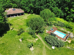A large house with a covered patio, a swimming pool, and a surrounding garden. - La maison du Dolmen 4 or 6 p with private swimming pool (LE BUISSON DE CADOUIN)