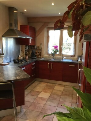 Jääkaappi, astianpesukone, leivänpaahdin