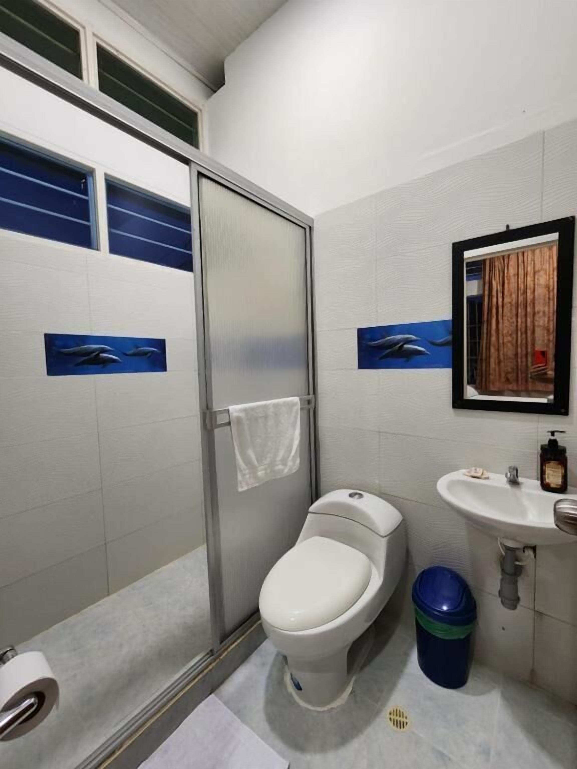 Ein Badezimmer mit Toilette, Waschbecken und Dusche.