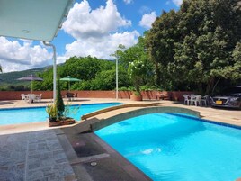 Una piscina al aire libre