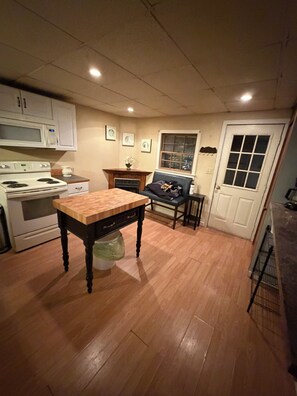 Microwave, oven, stovetop - Lovely studio in tranquil Arundel perfect for getaway (Arundel)