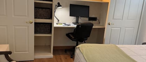 Tabla de planchar con plancha, wifi y ropa de cama