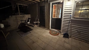 Ein kleines, eingeschossiges Gebäude mit einer kleinen Veranda.
