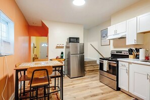 Private kitchen - Colorful Columbus Casita - Great for Travel & Work. 7 Minutes from Downtown! (Columbus)