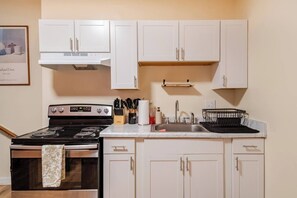 Private kitchen - Colorful Columbus Casita - Great for Travel & Work. 7 Minutes from Downtown! (Columbus)
