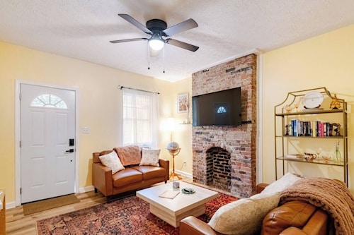 Colorful Columbus Casita - Great for Travel & Work. 7 Minutes from Downtown!