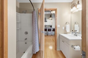 Shower, hair dryer, shampoo - Top Floor Double Penthouse - 8BR - 20ft Ceilings (Indianapolis)