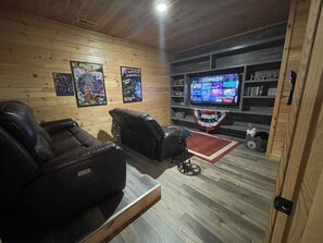 Interior - Tranquil Timbers/Hot Tub/ Game room (Sevierville)