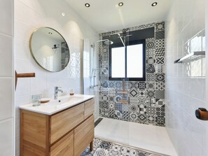 Shower, hair dryer, towels - Appartement Graphique – Welkeys (Antibes)