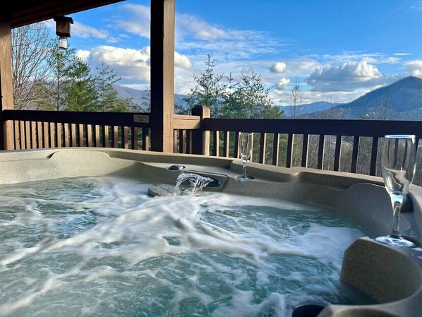 Outdoor spa tub - Blushing Bear Stunning Views (Sevierville)