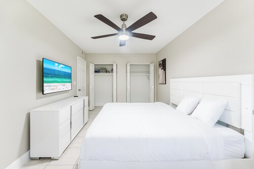 Modern Boca Condo Near FAU : 2 KING BR + Pool