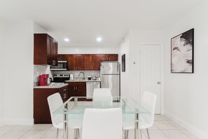 Dining - Modern Boca Condo Near FAU : 2 KING BR + Pool (Boca Raton)