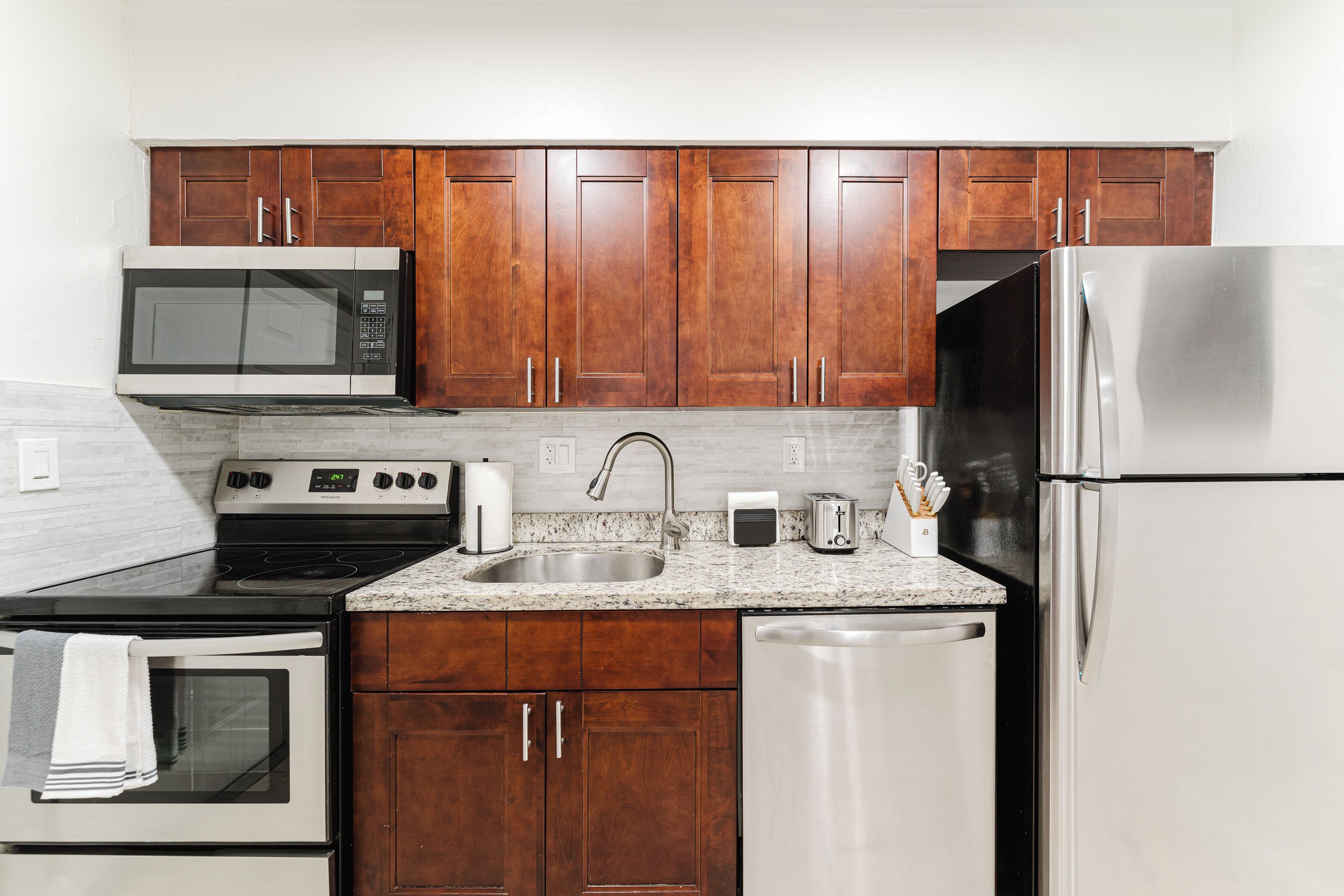 Kjøleskap, mikrobølgeovn, ovn og kokeplater