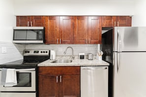 Kjøleskap, mikrobølgeovn, ovn og kokeplater