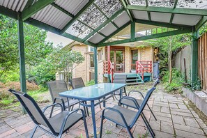Outdoor dining - StayAU Comfy Two-Story with Pool Table (Mont Albert North)