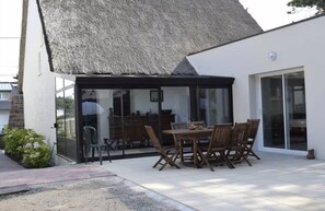 Outdoor dining - 8-person house near the beach with garden in Sables-d’Or-les-Pins | Ref 119 (SABLES D OR LES PINS)