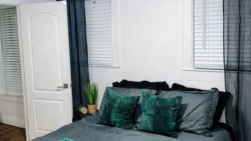 1 slaapkamer, een strijkplank/strijkijzer, reisbedje, gratis wifi