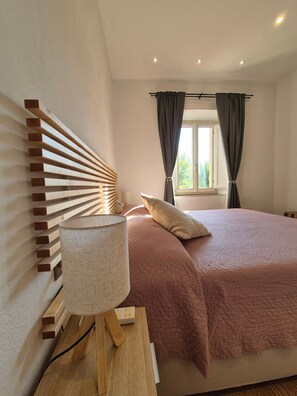 Tabla de planchar con plancha, wifi, ropa de cama