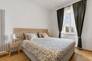 Tabla de planchar con plancha, wifi, ropa de cama