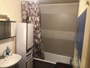 Hair dryer, towels, toilet paper - I rent a large room Near Paris in a duplex in a residence (Saint-Ouen-sur-Seine)