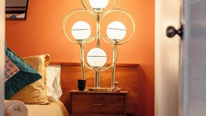 A hotel room with a bed, a nightstand with a lamp, and a wooden headboard. - Roma Norte - Sunny and Mid-Century Modern Casa Apache (Ciudad de México)