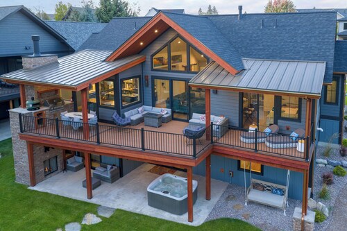 Luxury Riverfront Retreat Near Glacier National Park, Hot Tub, Sauna, Pizza Oven
