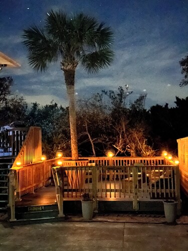 Relax & Unwind! 3BR/2BA Home w/ Porch & Deck. Near beach and river