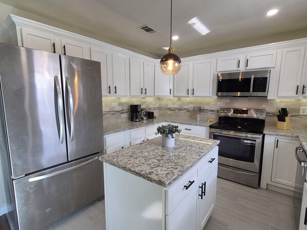 Microwave, oven, stovetop, dishwasher - Peaceful 3-bedroom house with putting green in charming Lewisville (Lewisville)