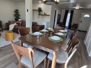 Dining - Peaceful 3-bedroom house with putting green in charming Lewisville (Lewisville)