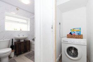 Haartrockner, Handtücher, Seife, Toilettenpapier