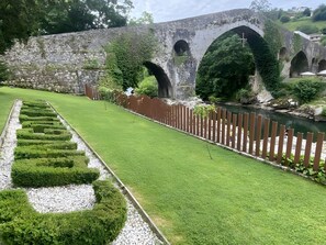 Property grounds - Apartment 'La Vera Del Sella' with Mountain Views and Wi-Fi (Cangas de Onís)