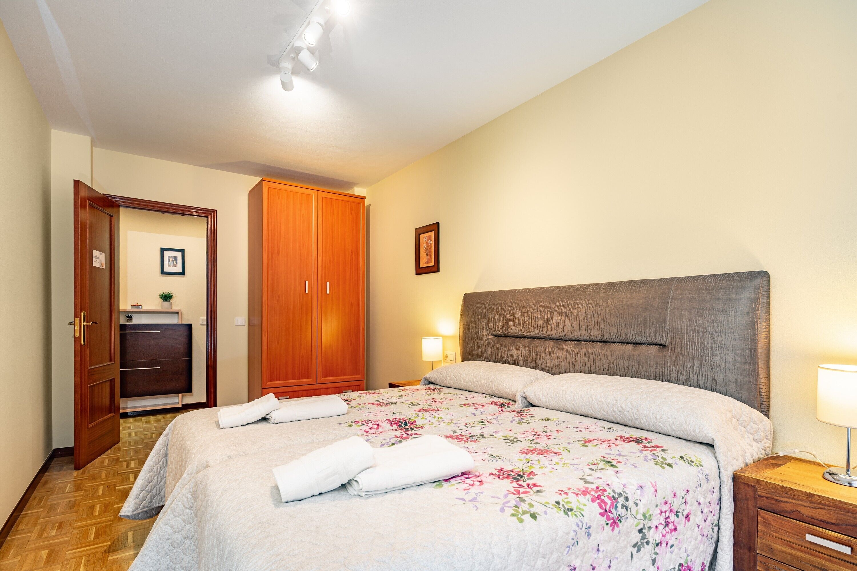 Iron/ironing board, WiFi, bed sheets