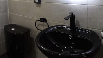 Dobbeltrom | Bad | Dusj, håndklær og toalettpapir