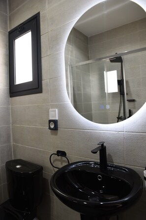 Dobbeltrom | Bad | Dusj, håndklær og toalettpapir