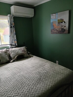 Room - 2-bedroom house in charming Placentia, perfect for a relaxing stay. (Placentia)